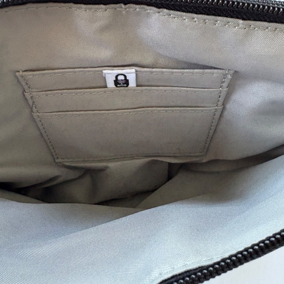 Baggallini Double Zip Medium Black Crossbody Bag RFID Adjustable Strap - Picture 6 of 9